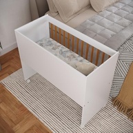 Mini Berço Multifuncional 5 em 1 com Colchão e Suporte para Mosquiteiro - Rodízios e Design Moderno (Branco e Marrom) - imagem 3