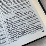 Bíblia King James 1611 Ultrafina Slim: Versão Duotone com Subtítulos para Estudo Profundo - imagem 3