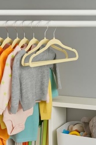 Kit 25 Cabides Veludo Infantil Slim Ultrafino Bege - Organize com Estilo e Cuidado - imagem 3