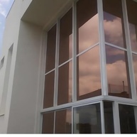 Insulfilm Decorativo Bronze Espelhado 2m x 50cm: Elegância e Privacidade para sua Casa - imagem 5