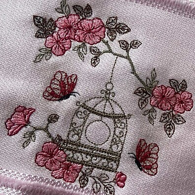 Toalha Bordada Personalizada: Gaiola Floral + Nome