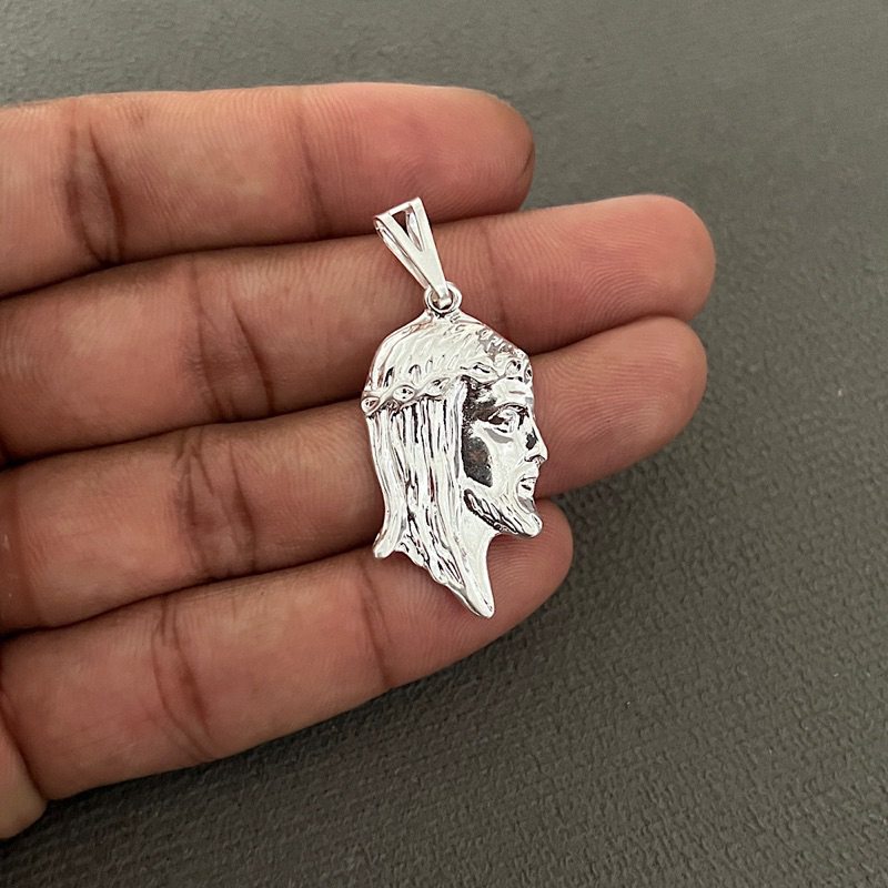 Pingente Face de Cristo Banhado a Prata 925 – Elegância e Fé em Seu Pulo