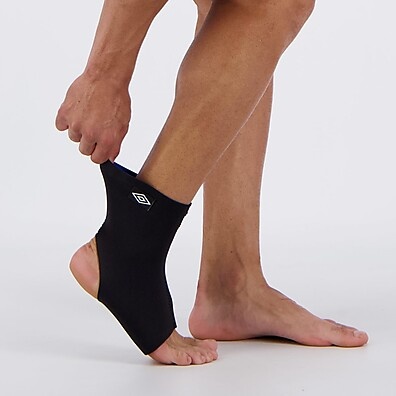 Tornozeleira Umbro Neoprene Preta – Alívio e Suporte em Movimento