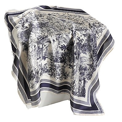 Lenço Quadrado Feminino com Estampa Botânica – Elegância Leve e Versátil